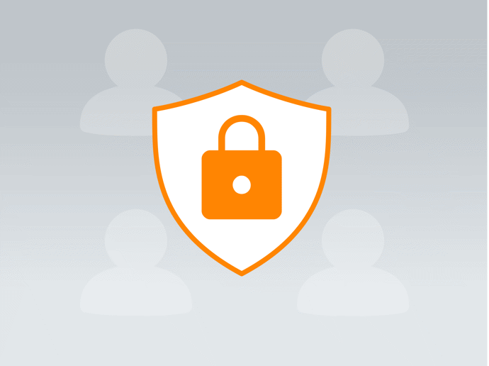 Sköld med orange hänglås – symbol för cybersäkerhet och skydd mot digitala hot